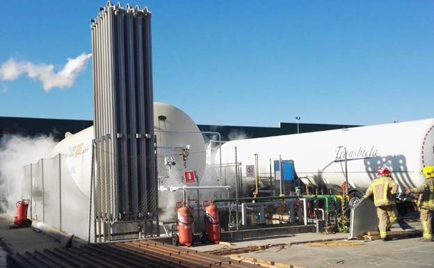 Los bomberos siguen actuando en la empresa de Casatejada que sufrió un escape de gas