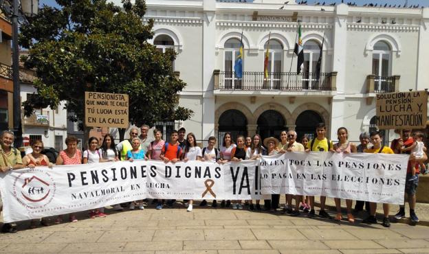 Mayores y jóvenes piden en la plaza de España unas pensiones dignas