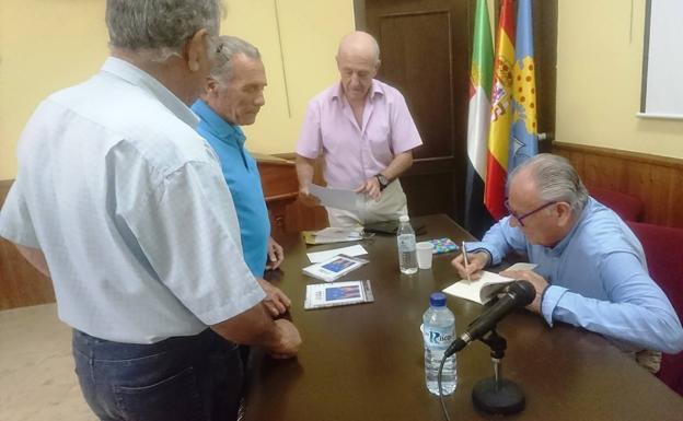El poeta Eladio Sanjuán presentó ante sus paisanos su última obra