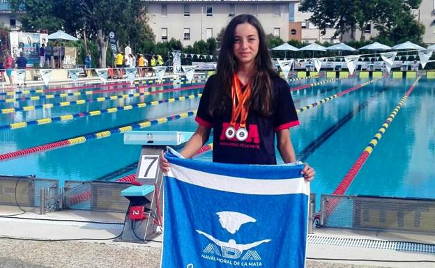 Laura Ballesteros, de ADA, doble medallista en el Campeonato de Extremadura de natación