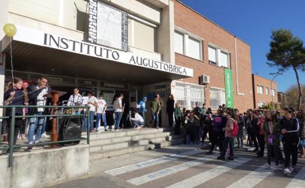 El instituto Augustóbriga recopila textos y fotografías para editar un libro por su 50 aniversario