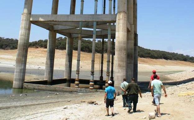 El desembalse del pantano de Valdecañas impide abastecer de agua a Berrocalejo