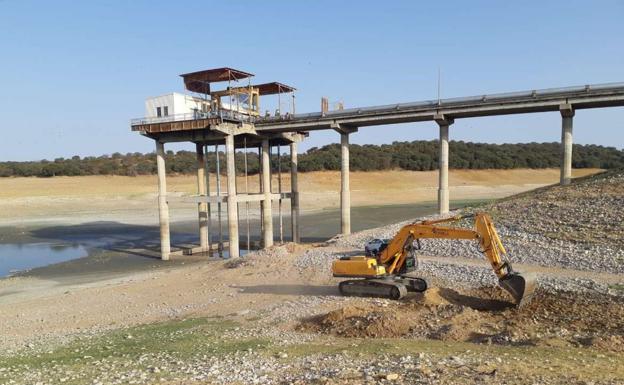 La Junta inicia las obras en el embalse de Valdecañas para solventar el desabastecimiento