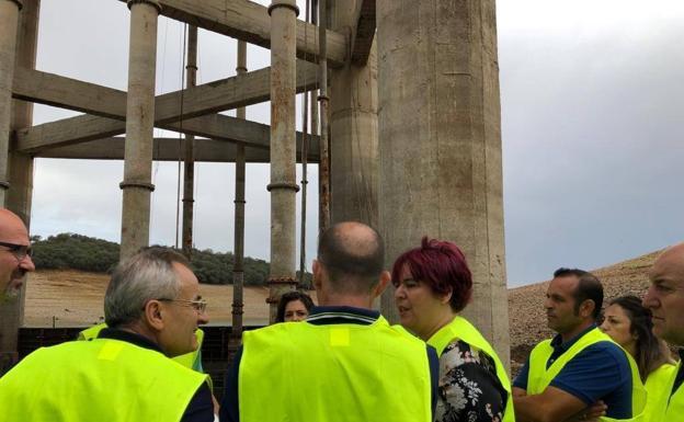 La consejera del área visita las obras urgentes en Valdecañas para que los agricultores puedan regar