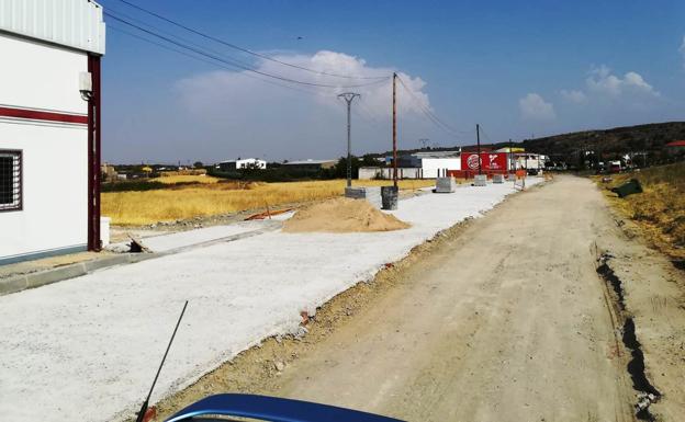 Trabajadores del empleo agrario urbanizan un vial junto a la N-V