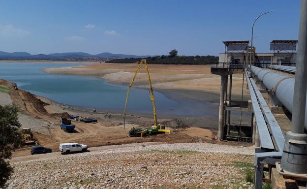 El agua del pantano de Valdecañas regresa a los regadíos de Peraleda de la Mata