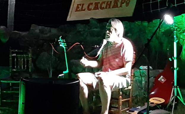 Luis Pastor vuelve a actuar en la Vera ajeno a la polémica por el concierto suspendido en Madrid