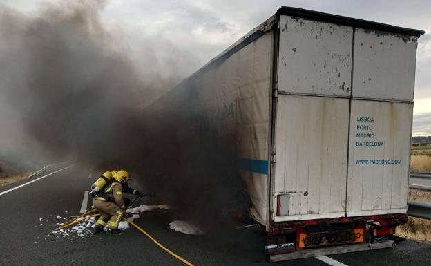 Un camión arde en la autovía A-5