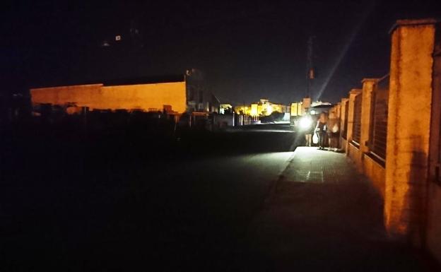 Urge iluminar la carretera de acceso al Tejar y al cementerio
