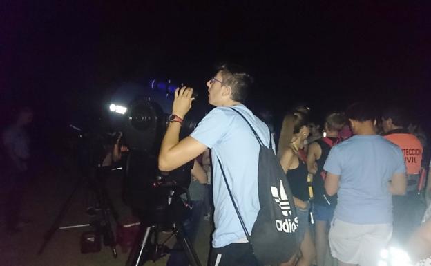 La participación en la ruta para observar estrellas supera las previsiones