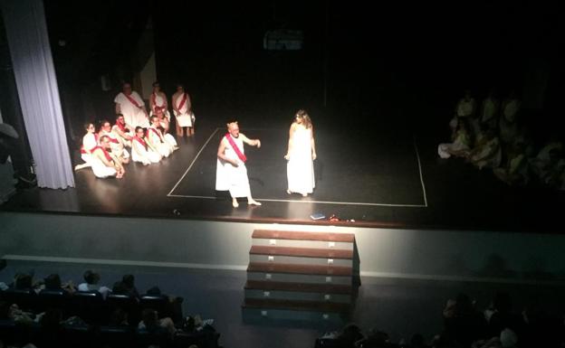La consejera de Cultura asiste a la muestra final del taller de teatro Ceres