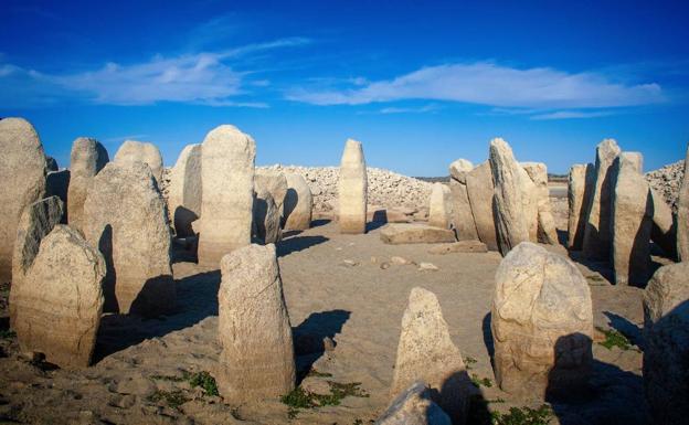 Técnicos del Ministerio de Cultura estudian el dolmen de Guadalperal