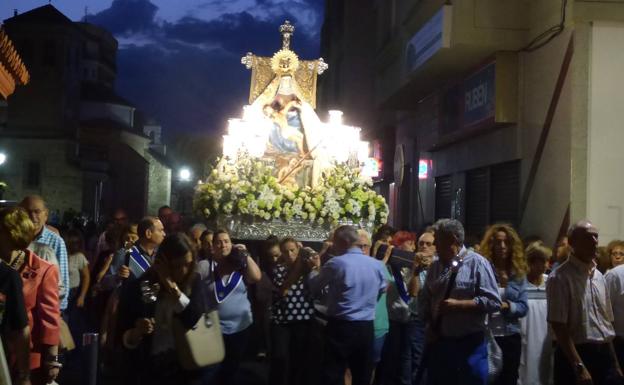 La virgen de las Angustias regresa a la ermita para despedir las fiestas