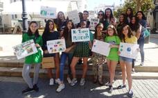 Una veintena de jóvenes se concentran por la Huelga Mundial por el Clima