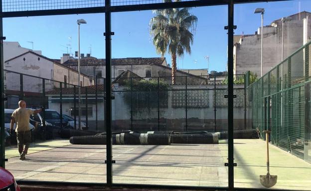 Se inician los trabajos para sustituir el césped de las pistas de pádel de La Inmaculada