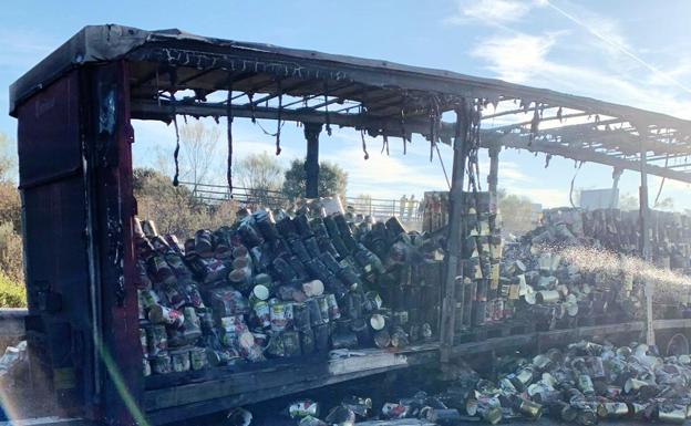 Un camión cargado con botes de tomate sale ardiendo en la autovía