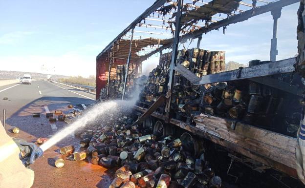La autovía se abrió a primera hora del lunes tras incendiarse un camión con latas de tomate