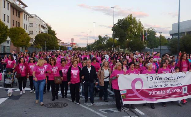 Multitudinaria Marcha Rosa contra el cáncer de mama