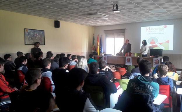 El instituto Augustóbriga enseña a preparar una entrevista de trabajo y a elaborar un currículum