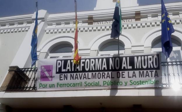 No al Muro cuelga su pancarta reivindicativa en el Ayuntamiento