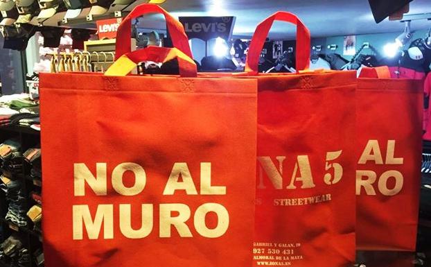 No al Muro se va de tiendas