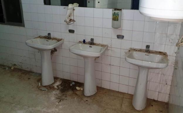 La Agrupación de Peñas pide que se reparen los aseos de la nave municipal, donde construyen las carrozas