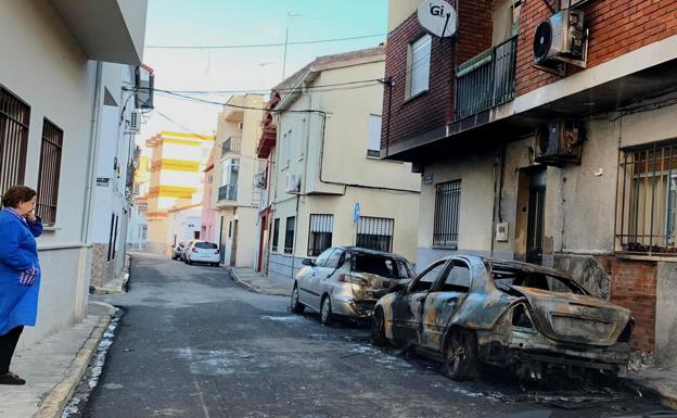 Dos vehículos salen ardiendo de madrugada en Hernán Cortés