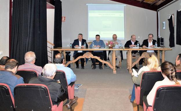 La preocupación por el empleo crece entre los alcaldes del entorno ante el futuro de la CNA