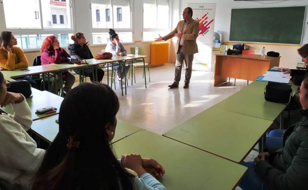 Fundación Mujeres acerca a empresarios y demandantes de empleo
