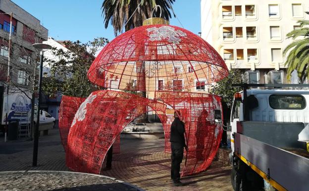 La instalación de adornos y luces anuncia la cercanía de la Navidad