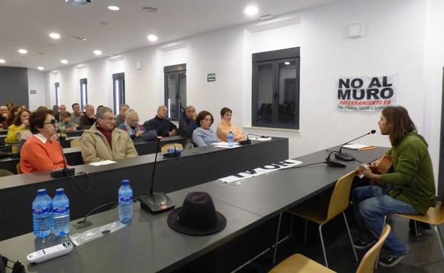 La plataforma No al Muro despide el año entre la emotividad y la fiesta