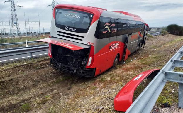 Un conductor de autobús sufre un desvanecimiento y acaba en la mediana de la autovía A-5