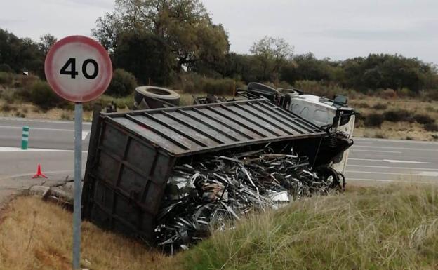 Vuelca un camión cargado con hierros cerca de Talayuela
