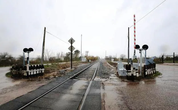 Adif suprimirá numerosos pasos a nivel entre Navalmoral y Casatejada por la llegada del tren rápido