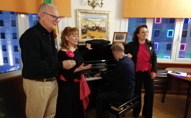 El poeta moralo Eladio Sanjuán presentó en el Hogar Extremeño de Madrid su último poemario