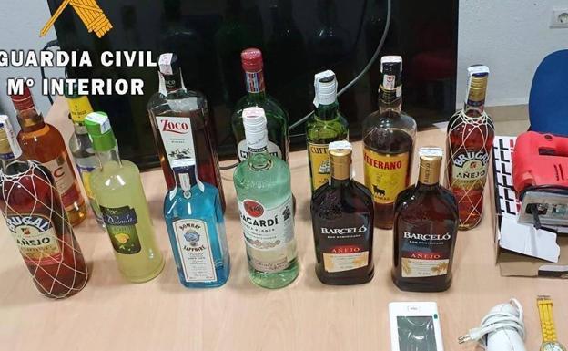 Dos detenidos tras robar un televisor, relojes y varias botellas de alcohol de un establecimiento hotelero local