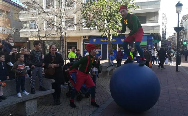 Los 'duendes de la Navidad' abren el festival Mercado Ilusiones