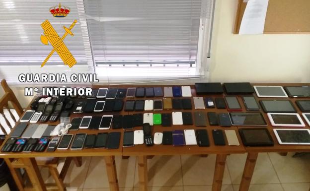 La Guardia Civil detiene a los supuestos autores del robo en una tienda de telefonía móvil