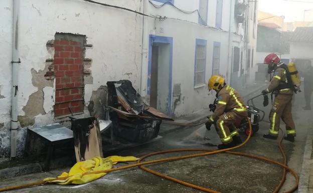 Policía Local y bomberos apagan un incendio en una vivienda vacía