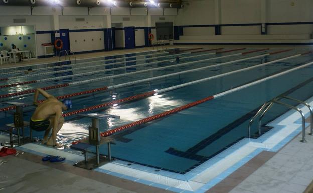 La falta de suministro de pellet impide la apertura de la piscina climatizada