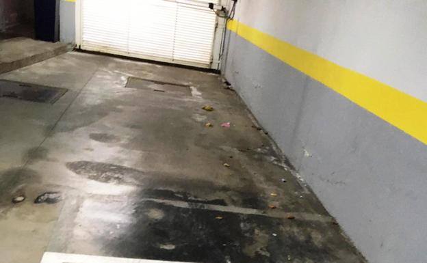 Usuarios del parking de La Chimenea se quejan de su cierre al público y de la basura acumulada