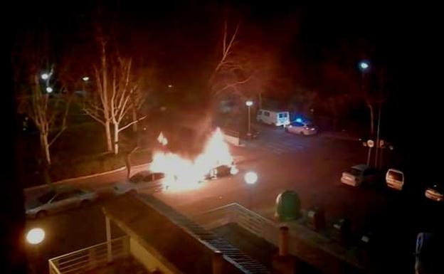 Dos vehículos se queman de madrugada en el barrio del Molinillo