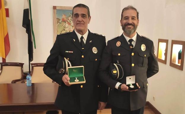 La asociación de jefes y mandos de las policías locales galardona a Carlos Marcos y José Luis Baños