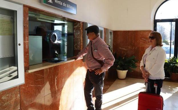 Las pequeñas estaciones de tren vuelven a vender billetes en taquilla al menos hasta abril