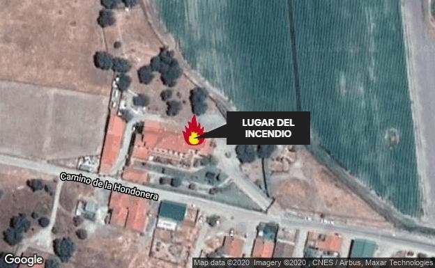 Los bomberos sofocan un fuego en la residencia de ancianos de Talayuela
