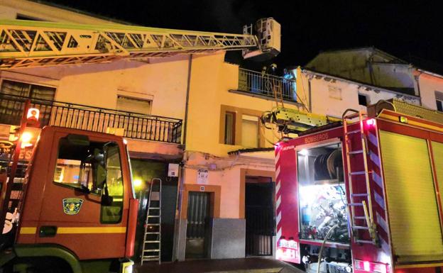 Los bomberos del SEPEI rescatan a un hombre tras incendiarse su vivienda en Jarandilla de la Vera
