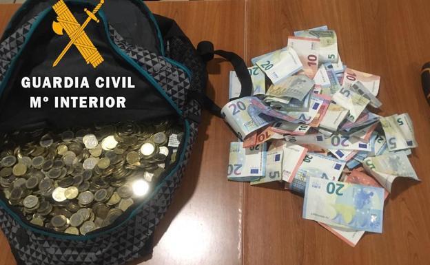 La Guardia Civil recupera 1.800 euros que tres encapuchados se llevaron de un área de servicio de Peraleda de la Mata