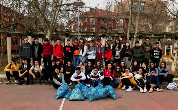 Estudiantes del instituto Zurbarán limpian la Ruta de las Fuentes