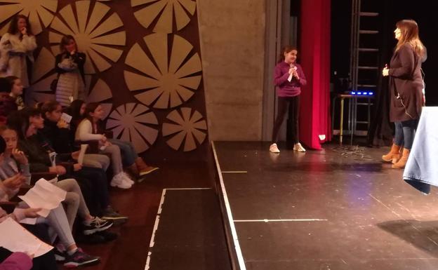 Los escolares preguntan a la alcaldesa