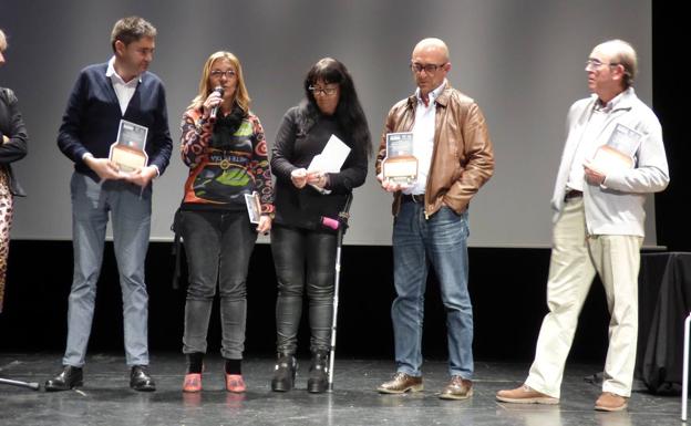 La prensa local estrena gala con homenaje a Radio Navalmoral y la entrega de sus primeros premios